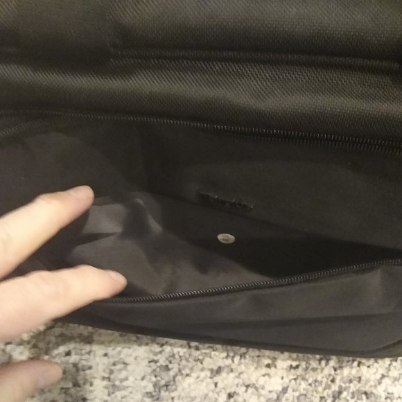 Targus Laptop bag – messenger style with handles and removable strap - Picture 3 of 6